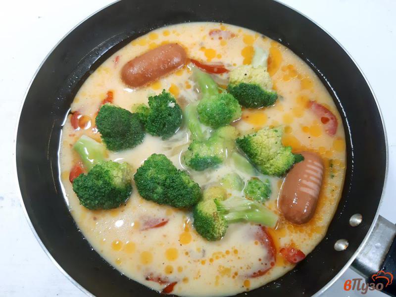 Фото приготовление рецепта: Омлет с овощами и сыром шаг №8