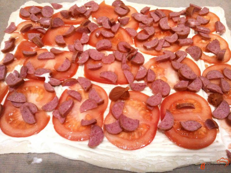 Фото приготовление рецепта: Пицца с охотничьими колбасками и помидором шаг №5