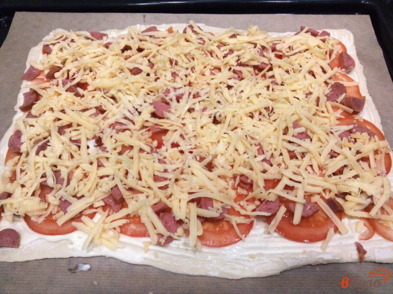 Фото приготовление рецепта: Пицца с охотничьими колбасками и помидором шаг №6