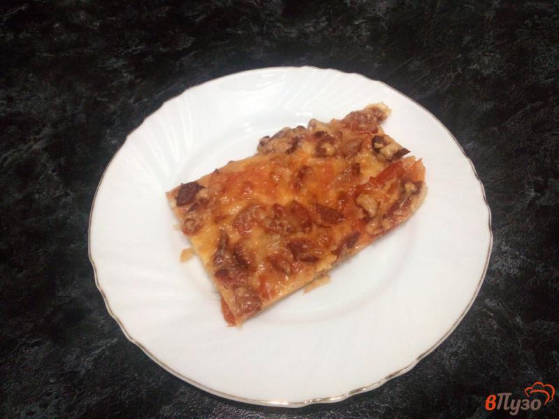 Фото приготовление рецепта: Пицца с охотничьими колбасками и помидором шаг №7