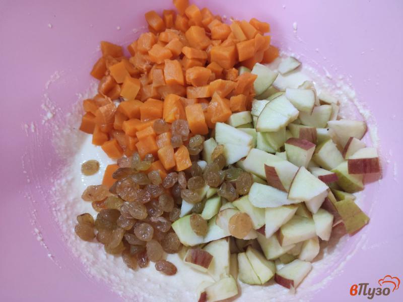 Фото приготовление рецепта: Творожная запеканка с тыквой, яблоками и изюмом шаг №4