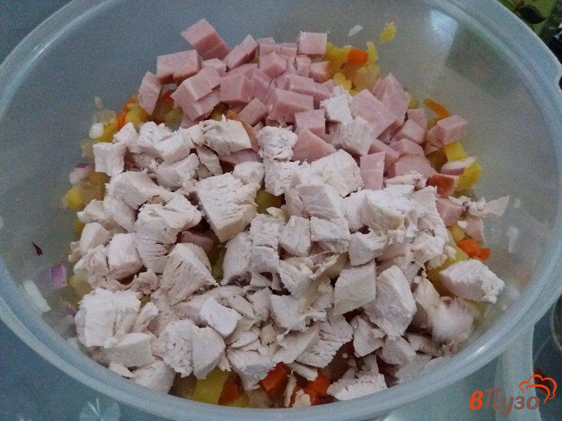Фото приготовление рецепта: Салат мясной с горошком шаг №8