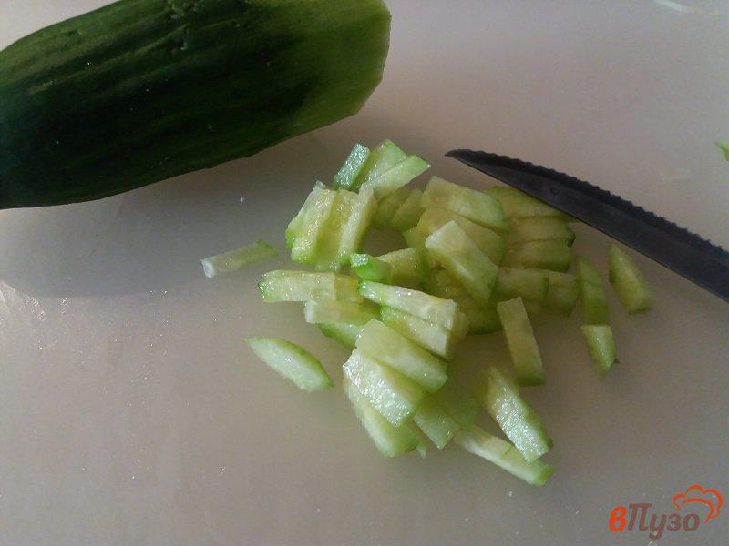 Фото приготовление рецепта: Салат из свежей капусты с огурцами шаг №3