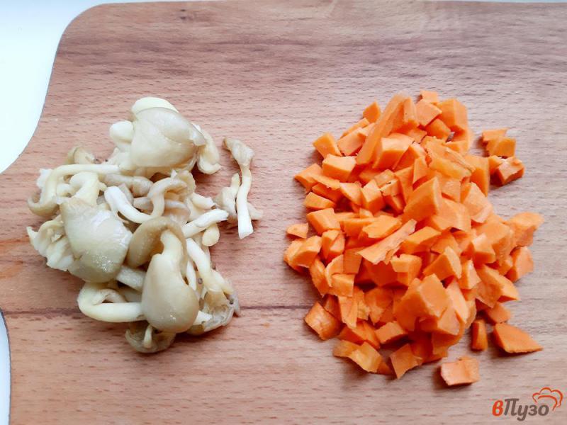 Фото приготовление рецепта: Гречка с грибами и курицей шаг №2