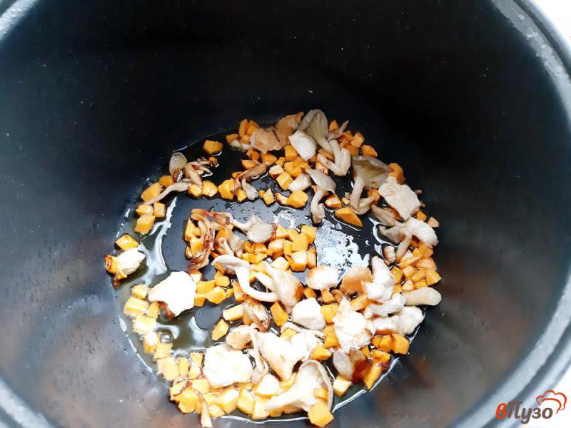 Фото приготовление рецепта: Гречка с грибами и курицей шаг №4