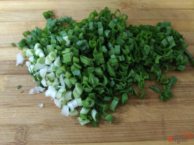 Фото приготовление рецепта: Слоёный салат с жареными шампиньонами шаг №4