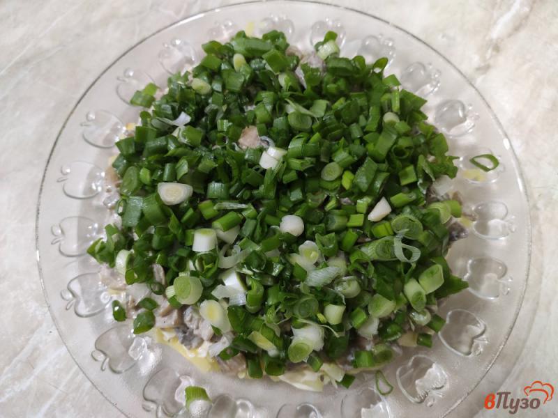 Фото приготовление рецепта: Слоёный салат с жареными шампиньонами шаг №7