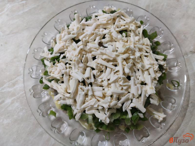 Фото приготовление рецепта: Слоёный салат с жареными шампиньонами шаг №8