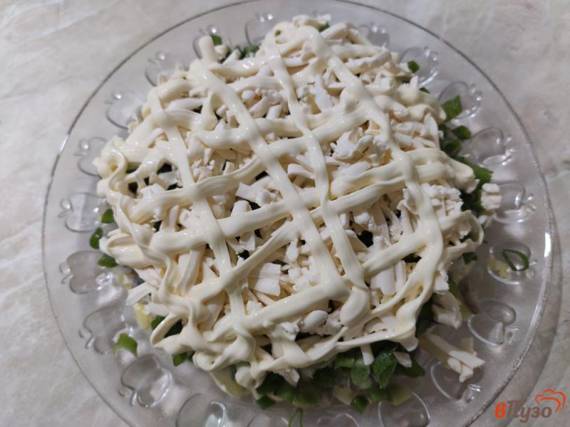 Фото приготовление рецепта: Слоёный салат с жареными шампиньонами шаг №9