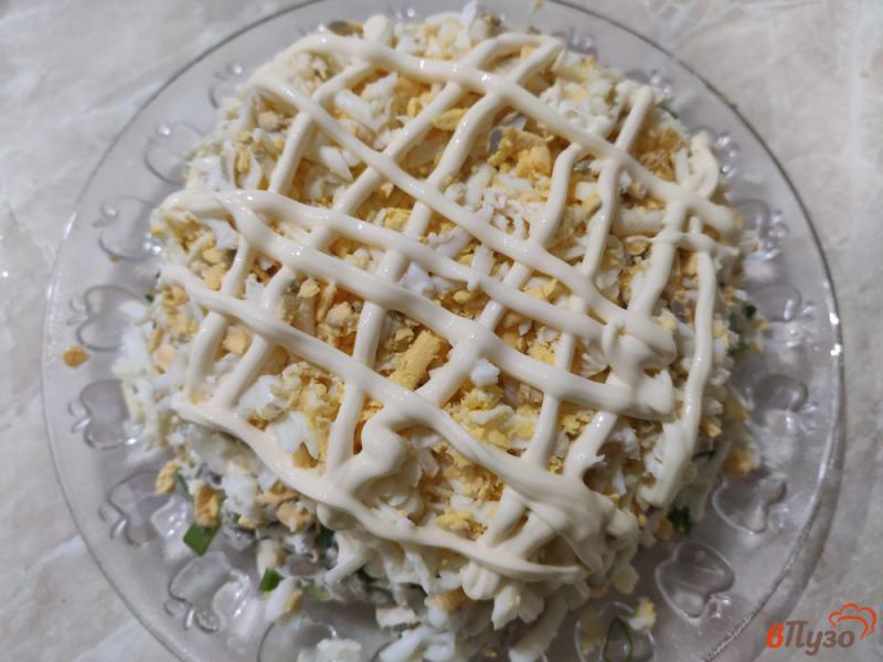 Фото приготовление рецепта: Слоёный салат с жареными шампиньонами шаг №10