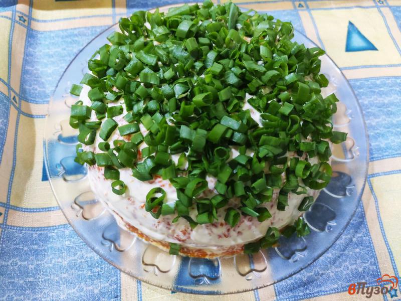 Фото приготовление рецепта: Слоёный салат с жареными шампиньонами шаг №14