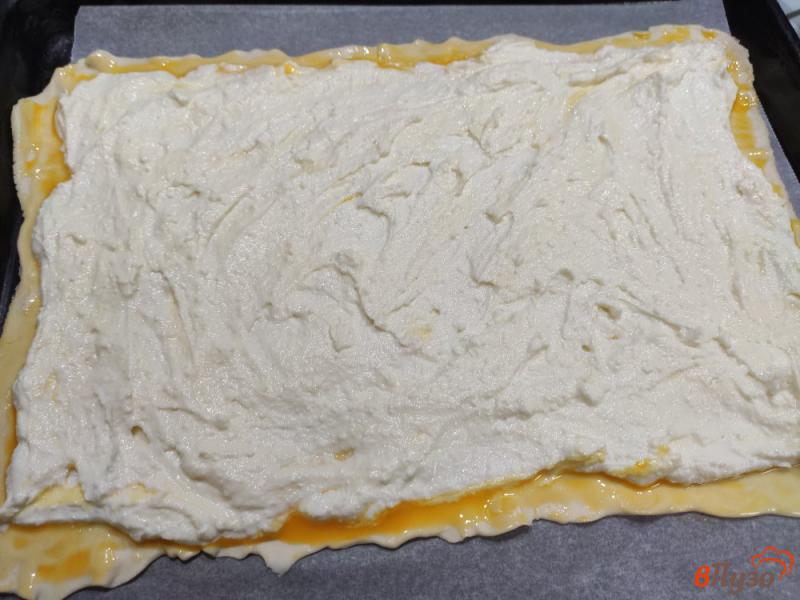 Фото приготовление рецепта: Слоёный пирог с творогом и вишней шаг №5