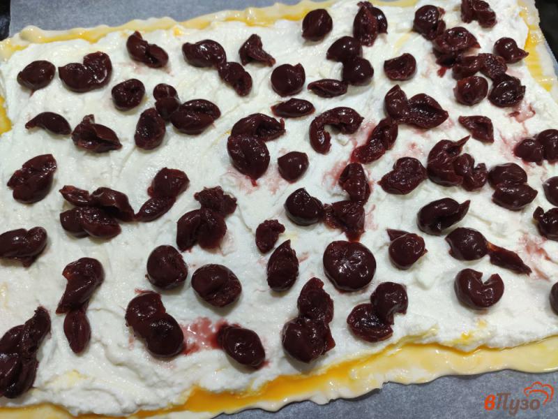 Фото приготовление рецепта: Слоёный пирог с творогом и вишней шаг №6