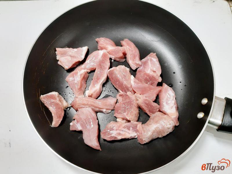Фото приготовление рецепта: Свинина тушеная с грибами и черносливом шаг №1