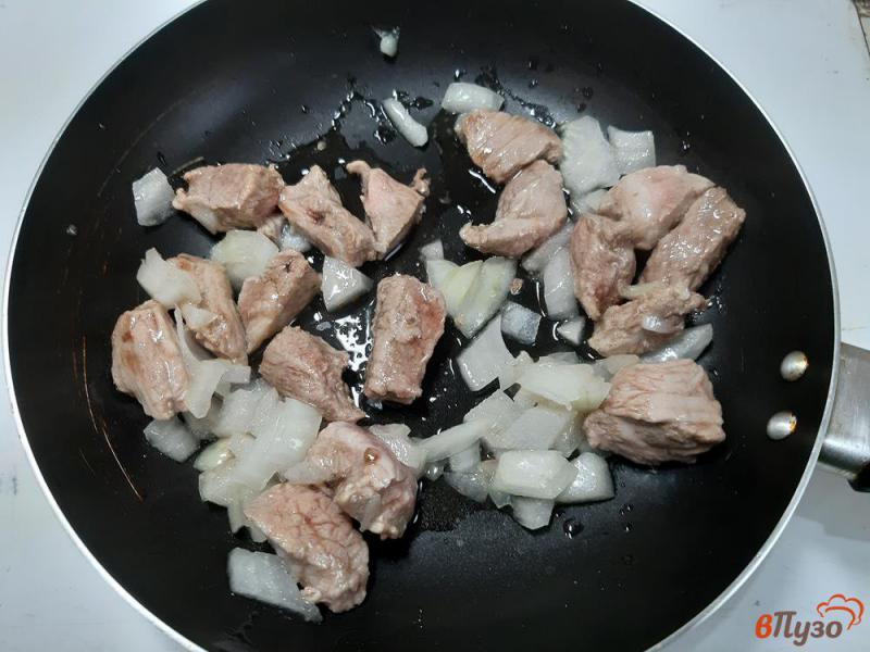 Фото приготовление рецепта: Свинина тушеная с грибами и черносливом шаг №2