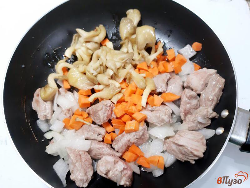Фото приготовление рецепта: Свинина тушеная с грибами и черносливом шаг №4
