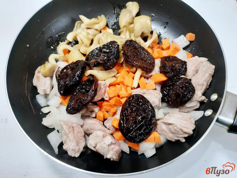 Фото приготовление рецепта: Свинина тушеная с грибами и черносливом шаг №5