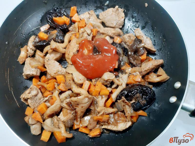 Фото приготовление рецепта: Свинина тушеная с грибами и черносливом шаг №7