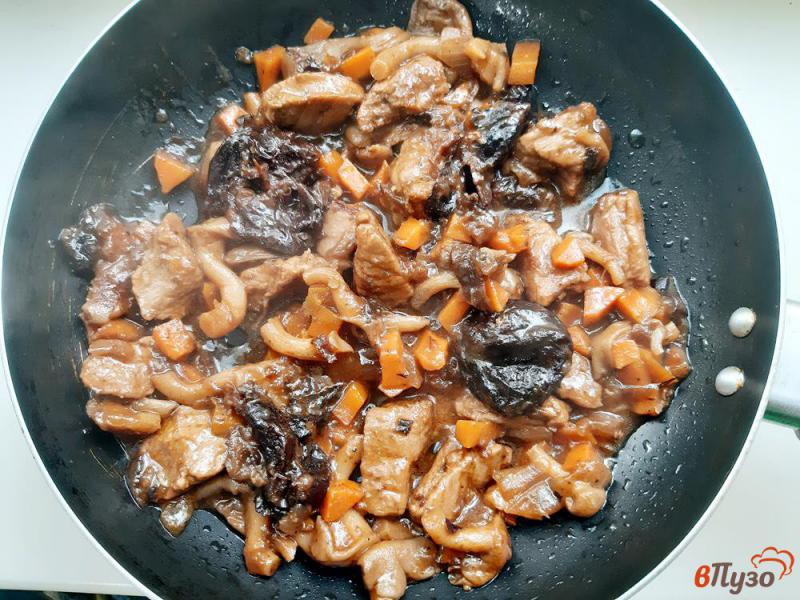 Фото приготовление рецепта: Свинина тушеная с грибами и черносливом шаг №8
