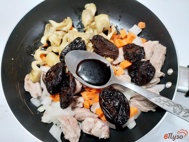 Фото приготовление рецепта: Свинина тушеная с грибами и черносливом шаг №6