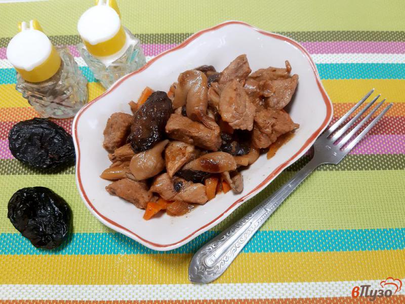 Фото приготовление рецепта: Свинина тушеная с грибами и черносливом шаг №9