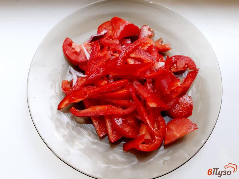Фото приготовление рецепта: Салат из помидоров с оливками шаг №4