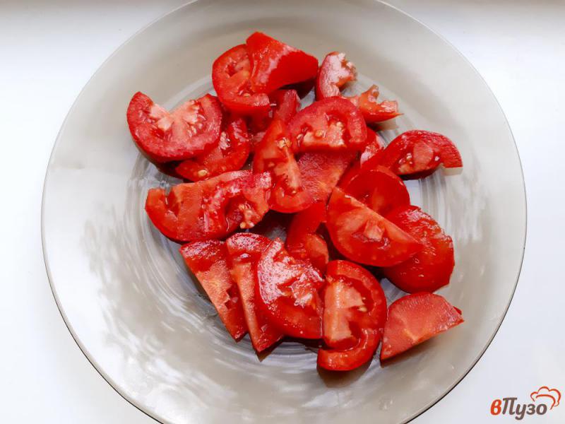 Фото приготовление рецепта: Салат из помидоров с оливками шаг №2