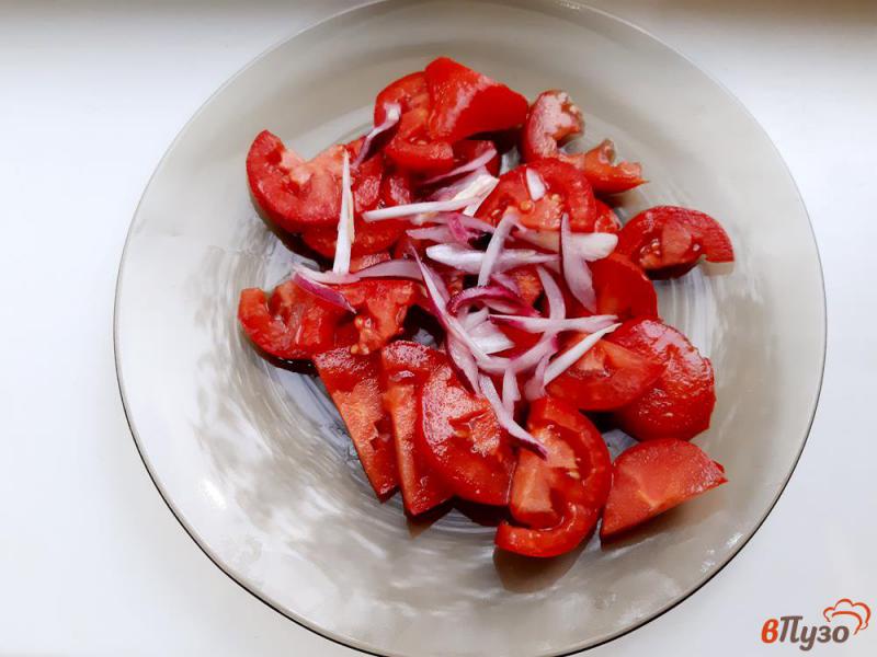 Фото приготовление рецепта: Салат из помидоров с оливками шаг №3