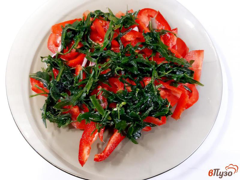 Фото приготовление рецепта: Салат из помидоров с оливками шаг №5