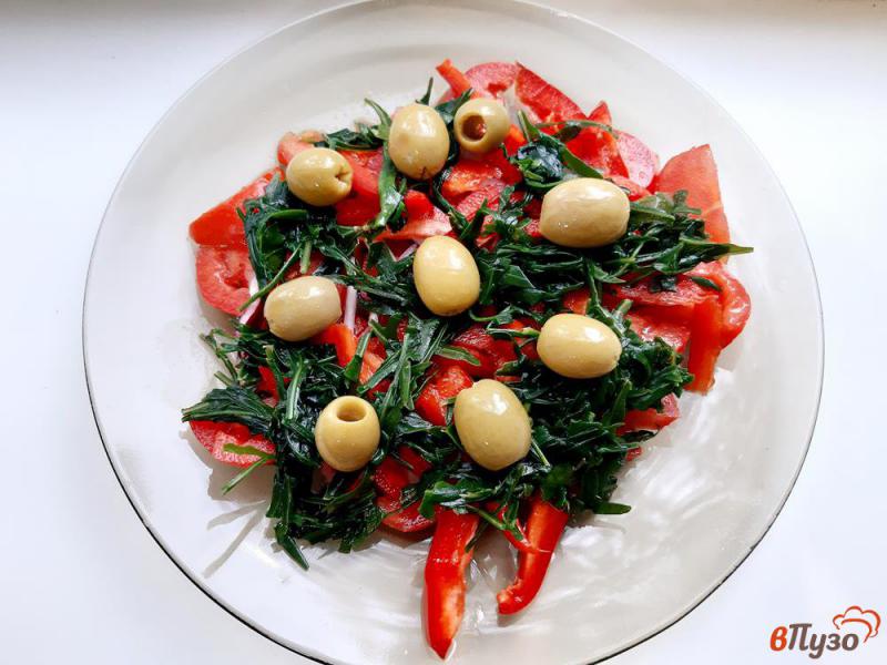 Фото приготовление рецепта: Салат из помидоров с оливками шаг №6