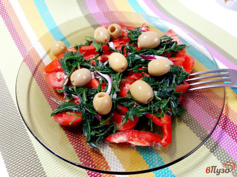 Фото приготовление рецепта: Салат из помидоров с оливками шаг №7