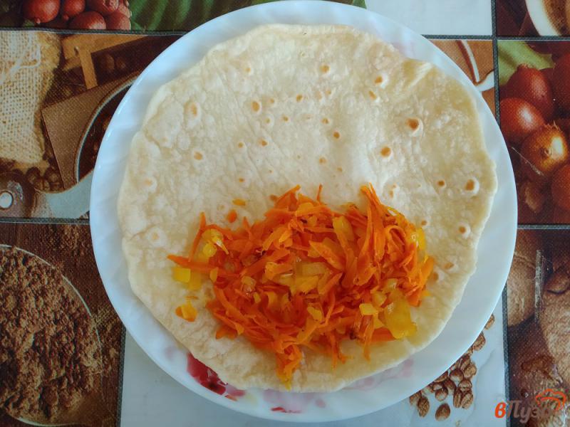 Фото приготовление рецепта: Рулет из лаваша в томатном соусе шаг №5
