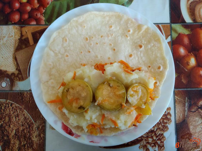 Фото приготовление рецепта: Рулет из лаваша в томатном соусе шаг №6