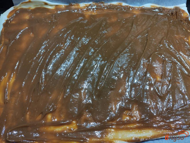 Фото приготовление рецепта: Слоёное печенье с грецкими орехами шаг №2