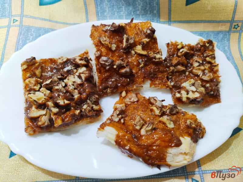 Фото приготовление рецепта: Слоёное печенье с грецкими орехами шаг №7