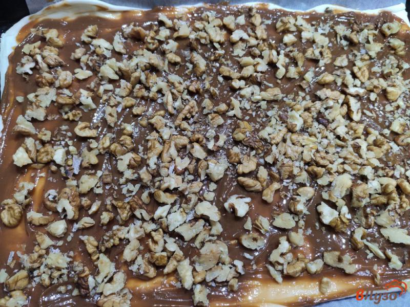 Фото приготовление рецепта: Слоёное печенье с грецкими орехами шаг №4