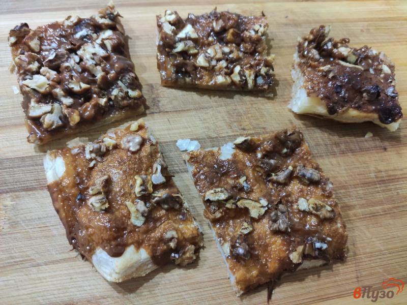 Фото приготовление рецепта: Слоёное печенье с грецкими орехами шаг №6