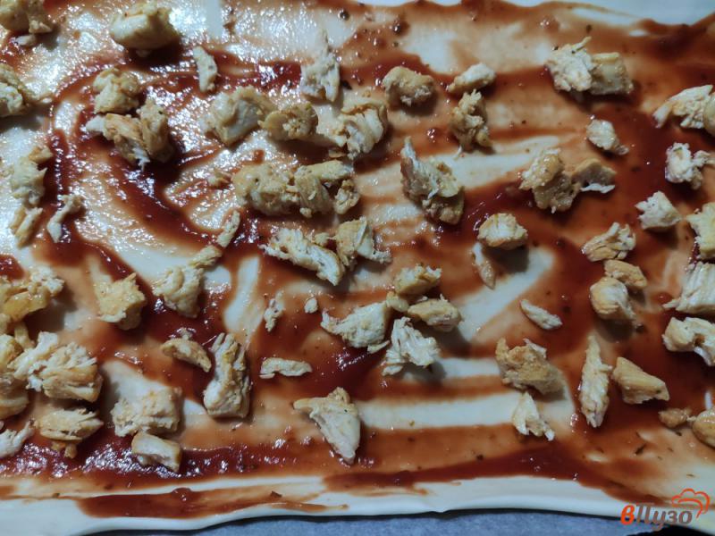 Фото приготовление рецепта: Пицца на слоёном тесте с грибами, курицей и двумя видами сыра шаг №3