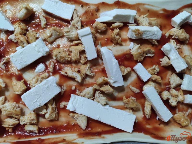 Фото приготовление рецепта: Пицца на слоёном тесте с грибами, курицей и двумя видами сыра шаг №4