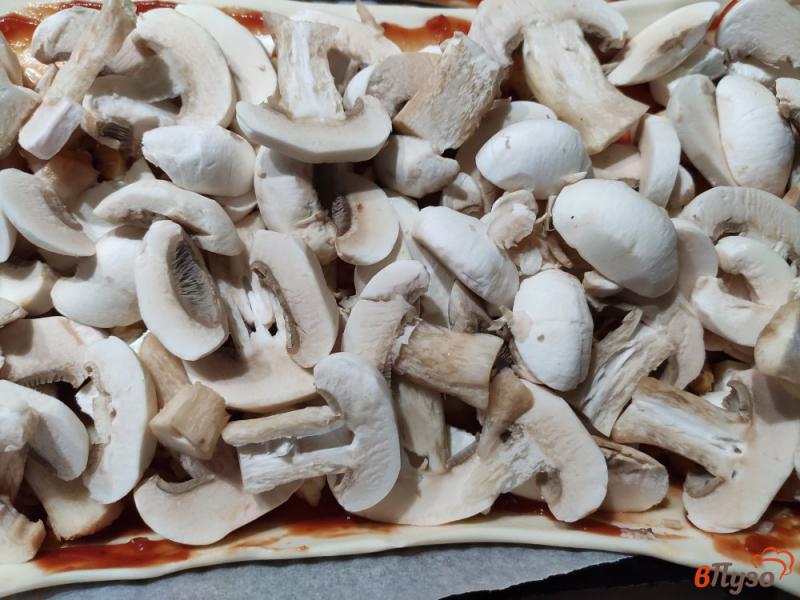 Фото приготовление рецепта: Пицца на слоёном тесте с грибами, курицей и двумя видами сыра шаг №6