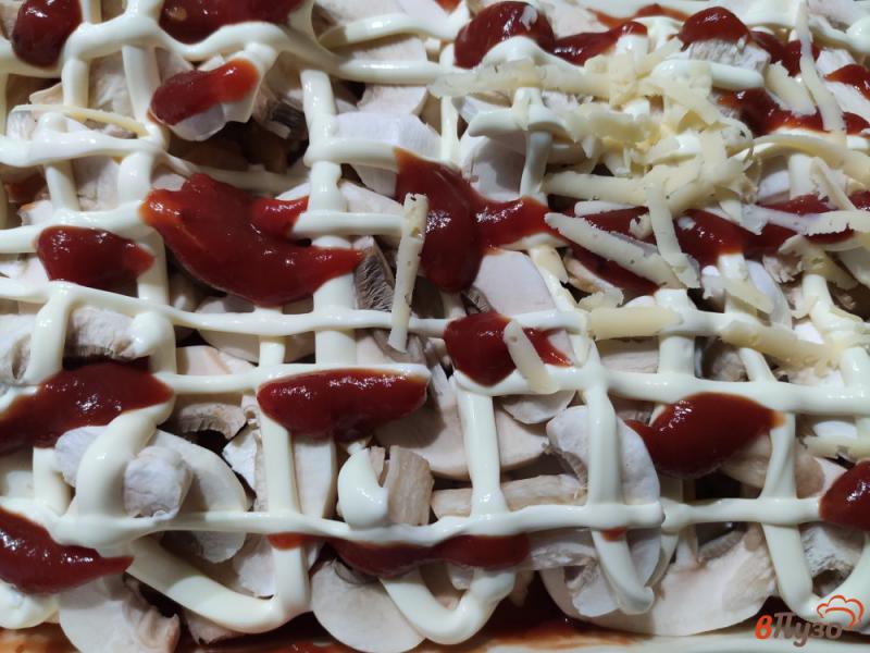 Фото приготовление рецепта: Пицца на слоёном тесте с грибами, курицей и двумя видами сыра шаг №7