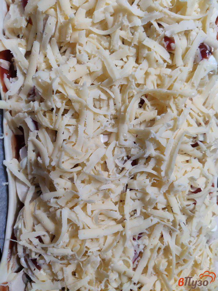 Фото приготовление рецепта: Пицца на слоёном тесте с грибами, курицей и двумя видами сыра шаг №8
