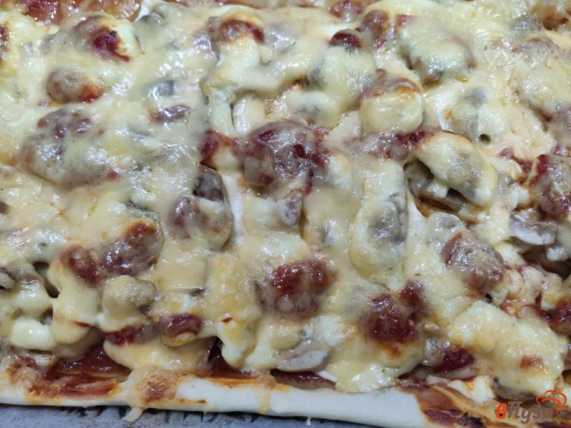 Фото приготовление рецепта: Пицца на слоёном тесте с грибами, курицей и двумя видами сыра шаг №9
