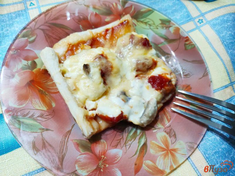 Фото приготовление рецепта: Пицца на слоёном тесте с грибами, курицей и двумя видами сыра шаг №10