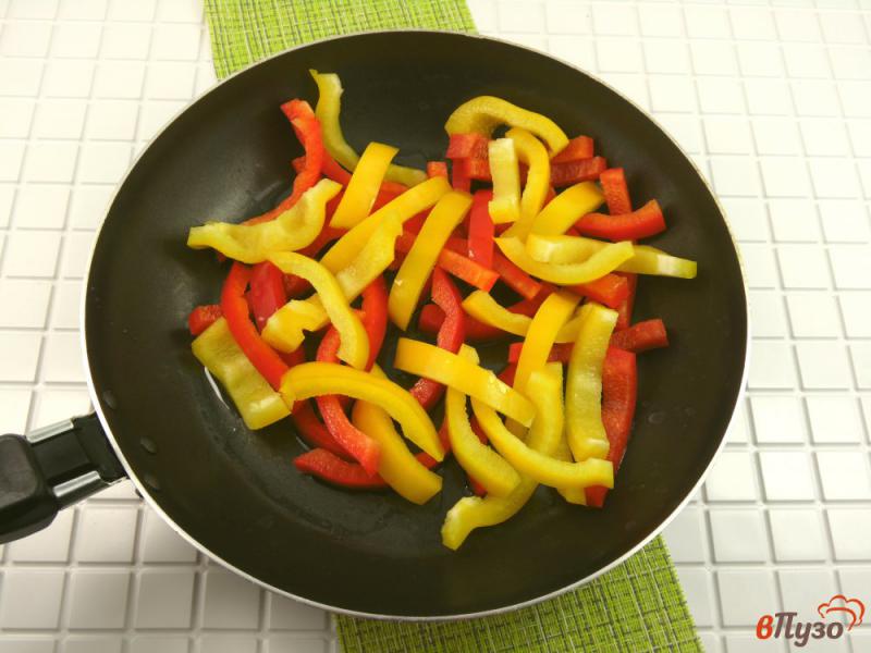 Фото приготовление рецепта: Салат из жареного перца с маслинами шаг №1