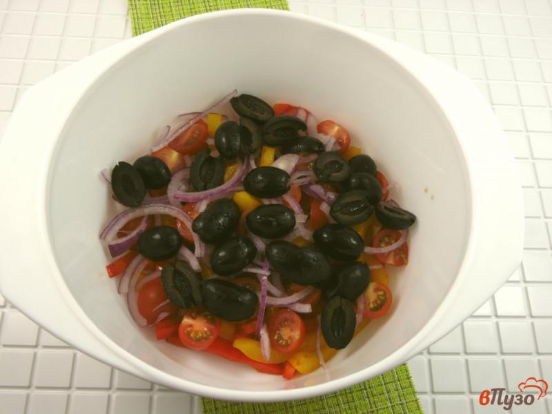 Фото приготовление рецепта: Салат из жареного перца с маслинами шаг №4