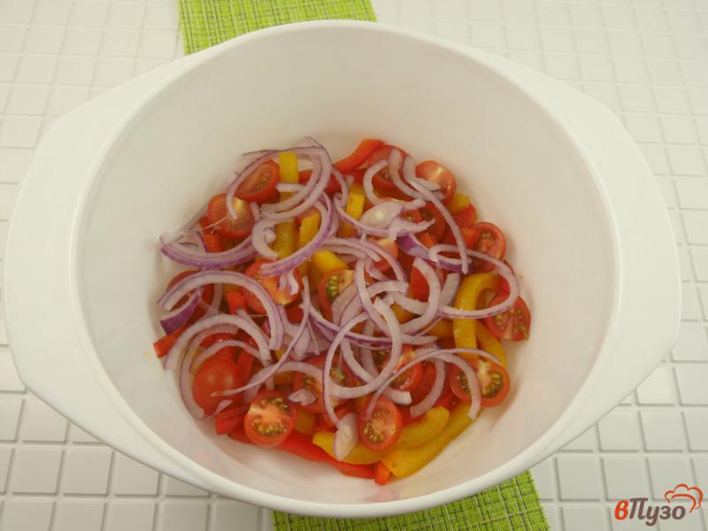 Фото приготовление рецепта: Салат из жареного перца с маслинами шаг №3