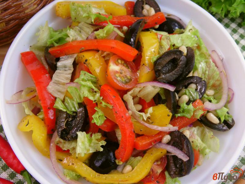 Фото приготовление рецепта: Салат из жареного перца с маслинами шаг №8