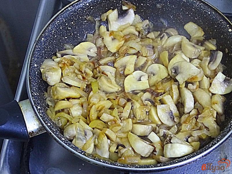 Фото приготовление рецепта: Кукурузная каша с грибами шаг №5