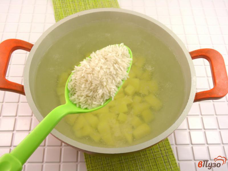 Фото приготовление рецепта: Суп рисовый с лечо и колбасками шаг №2